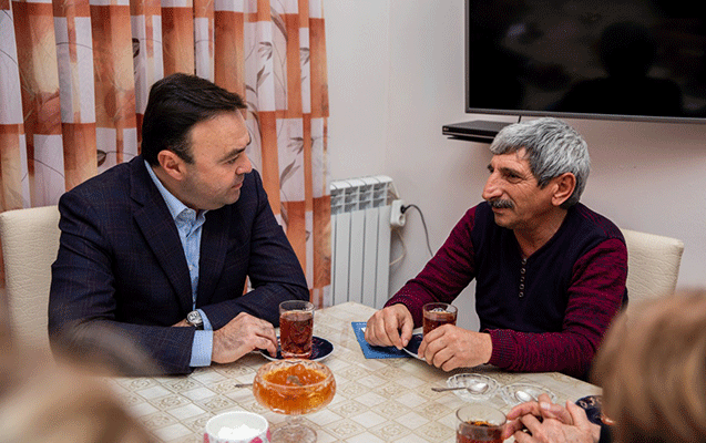 elnur-allahverdiyev-bu-defe-onlarin-evinde-oldu